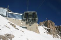 Gletscherbahn Zugspitze - Die Bergstation der Bahn. Die Aufnahme ist schon etwas älter - die Umbauten für die neue Eibsee-Seilbahn sind hier noch nicht vorhanden. • © alpintreff.de / christian Schön