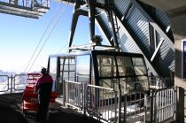 Gletscherbahn Zugspitze - Um die Engstelle Schneefernerhaus zu entschärfen, verlegte man in diesem Jahr den Bahnhof der Zahnradbahn unter das Zugspitzplatt und baute mit der Gletscherbahn eine leistungsfähige Anbindung an den Gipfel. • © alpintreff.de / christian Schön