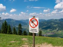 Bitte keine Gleitschirmflieger - Hier dürfen keine Gleitschirmflieger starten. Das stimmt aber nur für den Bereich direkt an der Bergstation. Der Startplatz der Paraglider ist etwas höher. • © alpintreff.de / christian schön