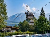 Die Talstation der Gondelbahn Hochsöll vom Parkplatz aus. Im Sommer 2019 wird bereits mächtig gebaut, denn die Bahn wird ab Juli 2019 durch eine moderne 10er Gondelbahn ersetzt. • © alpintreff.de / christian schön