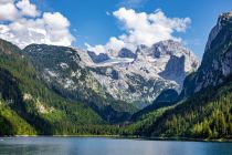 Der Vordere Gosausee liegt noch ein gutes Stück hinter dem Ortsausgang von Gosau in Oberösterreich. Er ist ein Stausee, der 1911 fertiggestellt wurde. Betreiber ist die Energie AG.  • © alpintreff.de - Christian Schön