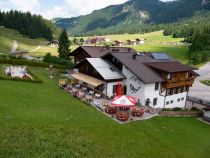 Wer von der Krinnenalpe herunterwandern möchte, der kann sich unten bei Gasthof Schuster wieder stärken. im Ausnahmefall dürfen Benutzer der Seilbahn das natürlich auch tun ;-). • © alpintreff.de / christian schön