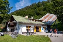 Ursprünglich war die Herzogstandbahn eine Einer-Sesselbahn. Die heutige Seilbahn ist 1994 gebaut worden. Das alte Gebäude wurde in großen Teilen genutzt. • © alpintreff.de / christian Schön