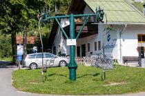 Herzogstandbahn am Walchensee - Eine Stütze der ursprünglichen Sesselbahn (Einersessel) steht noch vor der Talstation. • © alpintreff.de / christian Schön