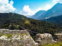 Blick von oben - Eine ganz besondere Perspektive der Hängebrücke. • © <a href="https://papa-wanderwolle.jimdofree.com/2020/10/06/burgenrunde-auf-dem-ehrenberg/" target="_blank">Wolfgang Berres auf papa.wanderwolle</a>