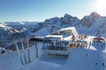 Links am Hoadl Haus stand bis zur letzten Saison nur die Bergstation des Doppelsessels Hoadl II. Jetzt ist das Gebäude deutlich größer. Unter der neuen Gondelbahn durch sieht man natürlich auch die Strecke der Olypiabahn. • © Axamer Lizum GmbH