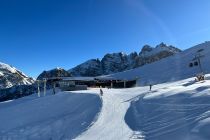 Mittelstation Hoadlbahn - Und hier noch einmal die Mittelstation der Hoadlbahn von der Piste aus gesehen. • © Axamer Lizum GmbH