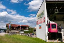 Die Bahn verfügt über zwei Kabinen für jeweils 70 Fahrgäste und befördert so bis zu 800 Personen pro Stunde bis auf die Mittelstation. Bereits dort gibt es ein schönes Almengebiet mit einigen netten Bergrestaurants.  • © alpintreff.de - Christian Schön