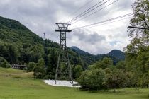 Zwei Sektionen der Hochfelln Seilbahn - Weiter hoch führt die Hochfelln Seilbahn II, die fast direkt am Gipfel des Hochfelln auf 1.674 Meter Seehöhe die Bergstation hat. • © alpintreff.de - Christian Schön