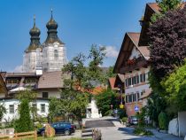 Nachdem ich jetzt gefühlt wirklich lange genug auf irgendwelchen Bänken gesessen hatte, nutzte ich die Gelegenheit und machte noch einen kleinen Spaziergang ins Zentrum von Hopfgarten. Die Kirche war im Sommer 2018 leider durch Baumaßnahmen verhüllt. • © alpintreff.de / christian schön