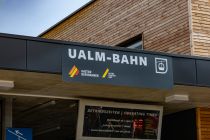 Ursprünglich sollte die Bahn auch Untermarkter Alm Bahn heißen, aber mittlerweile ist sie komplett mit dem Namen UALM-Bahn beschriftet.  • © alpintreff.de - Christian Schön
