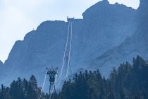 Die Trasse verläuft über zwei Stützen. Die Bergstation liegt spektakulär im Fels. • © alpintreff.de / christian Schön