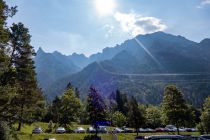 Seit 1962 befördert die Karwendelbahn übrigens die Touristen auf den Berg. Die Kabinen fassen 25 Personen, so dass die Kapazität bei 350 Personen pro Stunde liegt. • © alpintreff.de / christian Schön