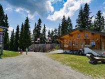 Kaiserwelt: Noch mehr Abenteuer - Die Kaiserwelt am Brandstadl bietet für die Kinder noch viel mehr Abenteuer. Kletterwald und Burgerlebnis inbegriffen. An der Kinderalm geht es los. • © alpintreff.de / christian schön