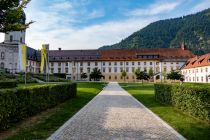 Kloster Ettal - Der Innenhof des Klosters. Die Anfänge des Klosters reichen übrigens bis ins Jahr 1330 zurück. • © alpintreff.de / christian Schön