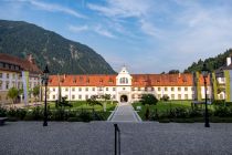 Am Ausgang können wir noch einmal den wunderbaren Sonnenaufgang im Klosterhof betrachten. • © alpintreff.de / christian Schön