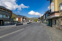 Im Sommer kannst Du von Kühtai aus wunderbar wandern und lange Touren unternehmen, zu Fuß oder mit dem Bike natürlich. Bekannt ist Kühtai für die prachtvolle Blüte der Alpenrosen, die von Ende Juni bis Ende Juli andauert und die sonst karge bergige Umgebung mit Farbe verwöhnt.  • © alpintreff.de - Christian Schön