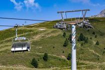 Dreiseenbahn - Kühtai in Tirol - Bilder 2022 - Die kuppelbare, schnelle 4er-Sesselbahn hat Gondeln mit Wetterschutz. • © alpintreff.de - Christian Schön