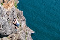 Hier klettert man von Plattformen im Wasser aus. Ein cooles Erlebnis. Der Zugang erfolgt von oben von der Bundesstraße aus. In diesem Sinne: Viel Spaß am Millstätter See. • © alpintreff.de / christian Schön