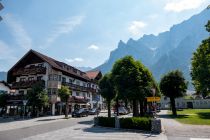 Die Bahnhofstraße in Mittenwald geht frontal auf das Karwendelgebirge zu. • © alpintreff.de / christian Schön