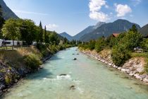 Schön flanieren lässt sich auch entlang der Isar. Möglichkeiten für Camping und Caravaning gibt es hier auch.  • © alpintreff.de / christian Schön