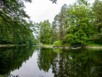 Das Naturfreibad ist leider mittlerweile geschlossen. Wer das möchte, muss zum benachbarten Bad am Obersee ausweichen. • © alpintreff.de / christian Schön