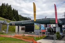 In zwei Sektionen führt die Muttereralmbahn vom Ortsrand von Mutters aus auf die Mutterer Alm. Im Jahr 2005 ersetzte man die mittlerweile veraltete ehemalige 4er Umlaufbahn durch diese moderne 8er Seilbahn.  • © alpintreff.de - Christian Schön