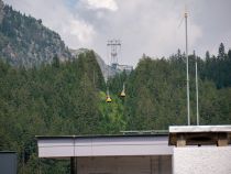 Nebelhornbahn von 1977 - Blick über die Talstation bis hinauf zur Mittelstation Höfatsblick. Bis 1991 war dort Schluss mit der Bahn. Erst seit 1991 verbindet die Gipfelbahn die Station Höfatsblick mit dem höchsten Punkt. • © alpintreff.de / christian Schön