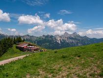 Die nächste Einkehrmöglichkeit am Neunerköpfle ist die Gundhütte. Sie liegt etwa 5 Minuten von der Bergstation entfernt. • © alpintreff.de / christian schön