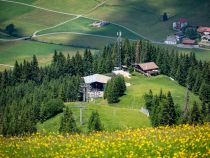 Und hier noch eine komplette Sicht der Sesselbahn Neunerköpfle. Unten liegt auch die Hubertushütte, die sowohl im Sommer als auch im Winter bewirtschaftet ist. • © alpintreff.de / christian schön