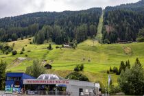 Die Panoramabahn Elfer ist im Winter Zubringerbahn zum gleichnamigen Skigebiet, im Sommer beliebter Einstieg zu zahlreichen Wanderungen. es erschließt sich eine herrliche Almenlandschaft vor der schroffen Kulisse von Elfer, Zwölferspitze und Habicht im Stubaital. • © alpintreff.de - Christian Schön