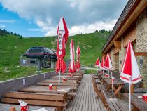 Das Panoramarestaurant Hahnenkamm liegt direkt neben der Bergstation der Seilbahn. • © alpintreff.de / christian schön