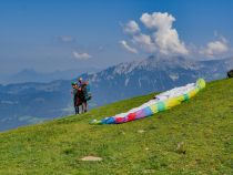 Direkt neben dem Gipfelrestaurant können die Gleitschirmflieger starten. Und das tun auch viele. • © alpintreff.de / christian schön