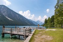 Plansee - Mit Schiffsverkehr - Vom Ammerwald kommend, taucht der Plansee irgendwann beinahe aus dem Nichts auf. Am östlichen Ende gibt es direkt einen Anleger für den Bootsverkehr. • © alpintreff.de / christian Schön