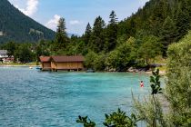 Plansee - Badebuchten - Nahezu am gesamten Plansee gibt es immer wieder kleine Badebuchten. Dort kann man meist auch direkt mit dem Auto anhalten. • © alpintreff.de / christian Schön