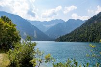 Rechts um die Ecke geht es übrigens weiter in Richtung Heiterwang. Durch eine schmale Verbindung geht das Gewässer direkt über in den Heiterwanger See. Die Schiffe auf dem See verbinden beide Gewässer. • © alpintreff.de / christian Schön