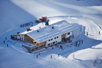 Gampenalpe - Bergrestaurant in Ischgl - Von außen kann man nicht so direkt auf das durchgestylte Innere der Gampenalpe schließen. • © TVB Paznaun - Ischgl