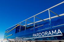Das Pardorama in Ischgl nur als Restaurant zu bezeichnen, wäre sicherlich humbug. Es ist in jedem Fall deutlich mehr. Zusätzlich ist es einer der größten Knotenpunkte im Gebiet: Die Bergstationen von 3S Pardatschgrat A2, Velilleckbahn F1, Gratbahn B8 und der Pardoramabahn F2. • © TVB Paznaun - Ischgl