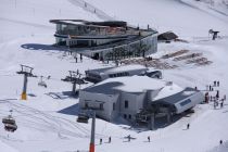 Hier noch mal eine Totale mit den Bahnen Viderjoch II (ganz vorne) und Greitspitz (die linke Sesselbahn). • © TVB Paznaun - Ischgl