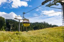 Eine Gondel bietet Platz für bis zu acht Personen. Die Fahrt mit der Hornbahn dauert ungefähr neun Minuten. Auf dem Hornspitz erschließt sich im Sommer ein schönes Wandergebiet sowie mit Brunos Bergwelt ein Kinder-Abenteuer. Im Winter bedient die Hornbahn das Skigebiet Dachstein West. • © alpintreff.de - Christian Schön