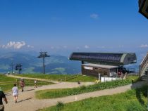 Aber - wir wollten ja noch weiter nach Hopfgarten. Also die riesige Wanderung zur Salvenbahn in Angriff nehmen (ca. 100 Meter ;-) ) • © alpintreff.de / christian schön