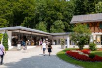 Schloss Linderhof - Zunächst einmal ist von Schloss Linderhof nicht viel zu sehen. Es ist etwas versteckt und nur über ein paar Minuten Fußweg zu erreichen. • © alpintreff.de / christian Schön