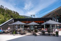 Das Bistro in der Talstation ist luftig und man kann einen schönen Ausblick aufs Bergpanorama genießen. • © alpintreff.de / christian Schön