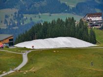 Umstritten: Die Schneedepots in Kitzbühel. Hier wird der Schnee den Sommer über konserviert, um schneller in die Saison starten zu können. • © alpintreff.de / christian schön