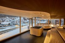 Panoramasauna - Silvretta Therme Ischgl - Eine weitere Trockensauna mit Luftfeuchtigkeit zwischen 10 und 20 % gibt es mit der Panoramasauna. Die großzügige Verglasung der Sauna eröffnet einen Blick auf nahezu das gesamte Dorf Ischgl. • © TVB Paznaun - Ischgl