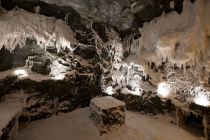 Schneegrotte - Silvretta Therme Ischgl - Noch zu erwähnen bleibt die Schneegrotte und auch das normale Dampfbad sowie das Alpenrosendampfbad, die beide bei einer Temperatur von 40-45 Grad und 100 % Luftfeuchtigkeit betrieben werden.

Die Schneegrotte ist zur Abkühlung natürlich dann genau das Richtige. • © TVB Paznaun - Ischgl