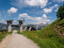 Skigebiet Neunerköpfle - Imposant ist die Doppel-Schleppliftanlage am Neunerköpfle. Hier muss man durch, wenn man auf den Almen-Rundweg möchte. • © alpintreff.de / christian schön