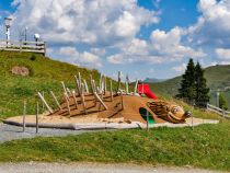 Für Kinder: Spieligel - Für Kinder gibt es an der Bergstation einen kleinen Spiel-Igel. • © alpintreff.de / christian schön