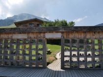 Direkt am Hexenwasser befindet sich auch der Barfußpfad. Schuh-Parkhaus inbegriffen. • © alpintreff.de / christian schön