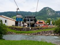 Hornbahn Bad Hindelang - Ansonsten ist es aber schon unten recht malerisch. Die Talstation liegt direkt am kleinen Flüsschen Ostrach. • © alpintreff.de / christian Schön